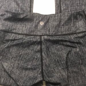 Black white pattern lululemon crops Sz 6